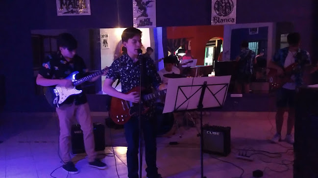 Oktubre Drugstore Bar