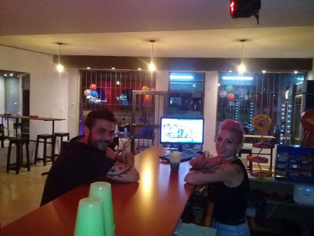 Oktubre Drugstore Bar