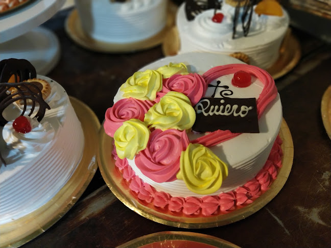 Panadería y Confitería La Familia - Gastronomía y hostelería