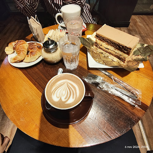 El Nazareno: Fábrica Familiar de Alfajores y Especialidades.