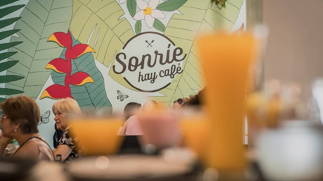 Sonríe, hay café